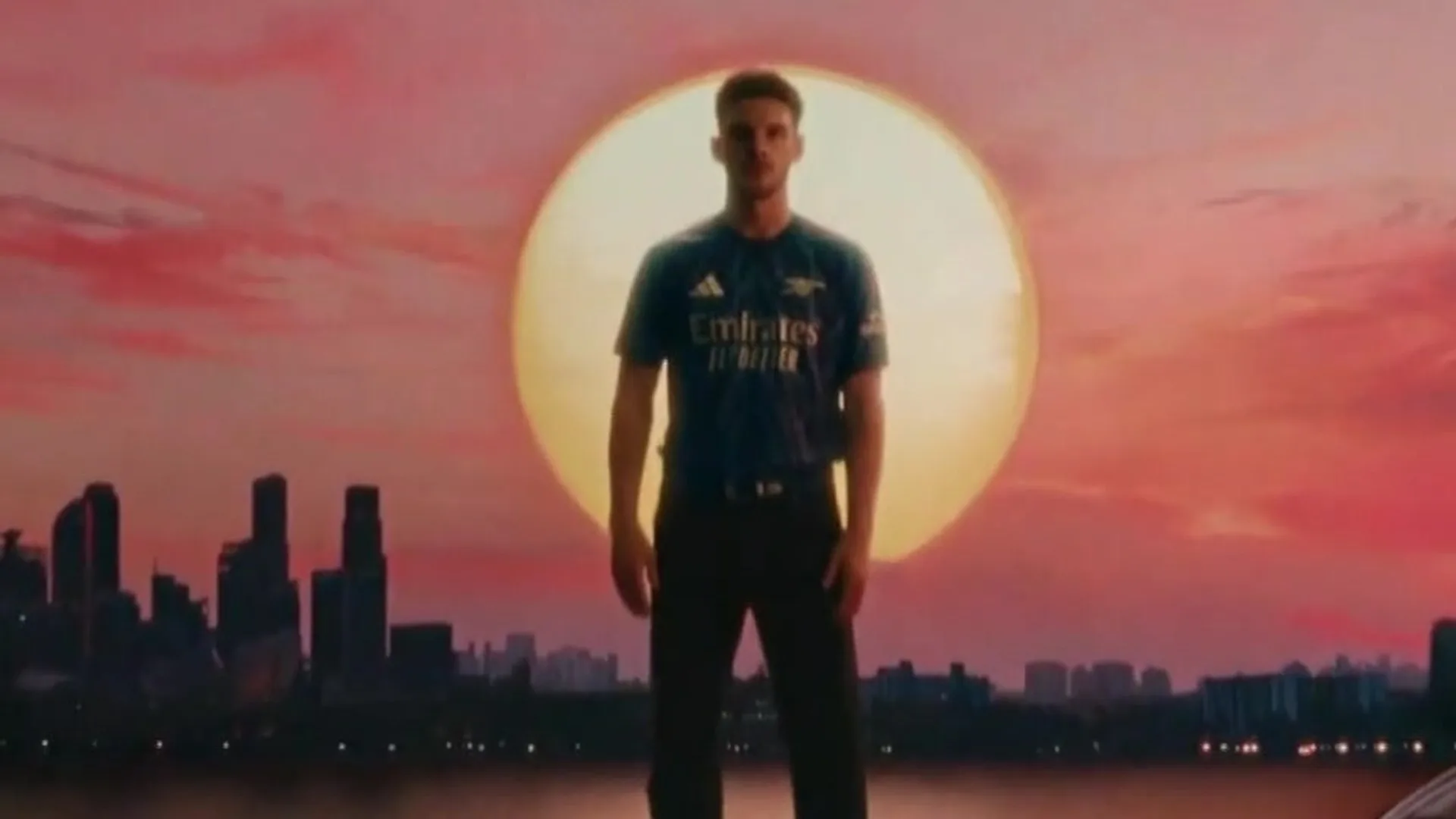 أرسنال يعرض قميصه الجديد بلون بنفسجي وكحلي