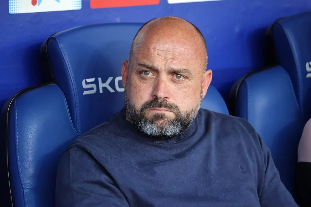 إسبانيول يمدد عقد مدربه غونثاليث حتى 2027