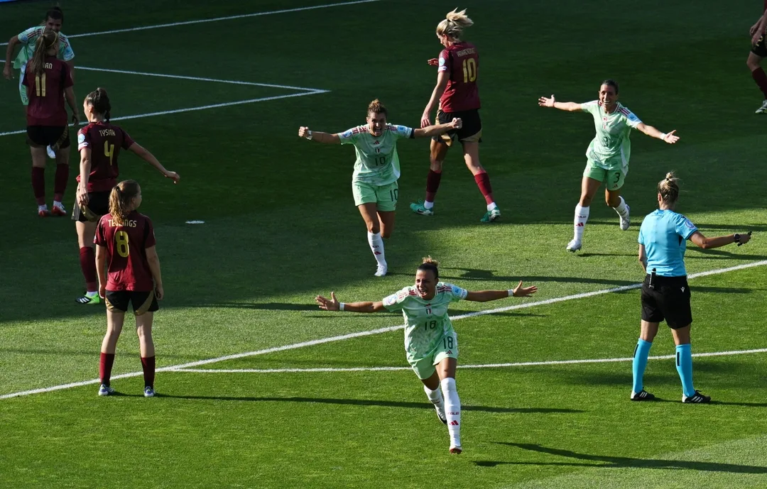 إيطاليا تفوز على بلجيكا 1-0 بفضل هدف كاروسو في افتتاح كأس أمم أوروبا للسيدات 2025.