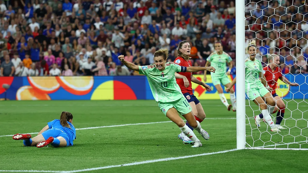 إيطاليا تهزم النرويج وتتأهل لنصف نهائي يورو السيدات
