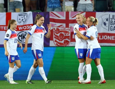 المنتخب الإنجليزي يتأهل لربع نهائي الدفاع عن لقبه بتميز