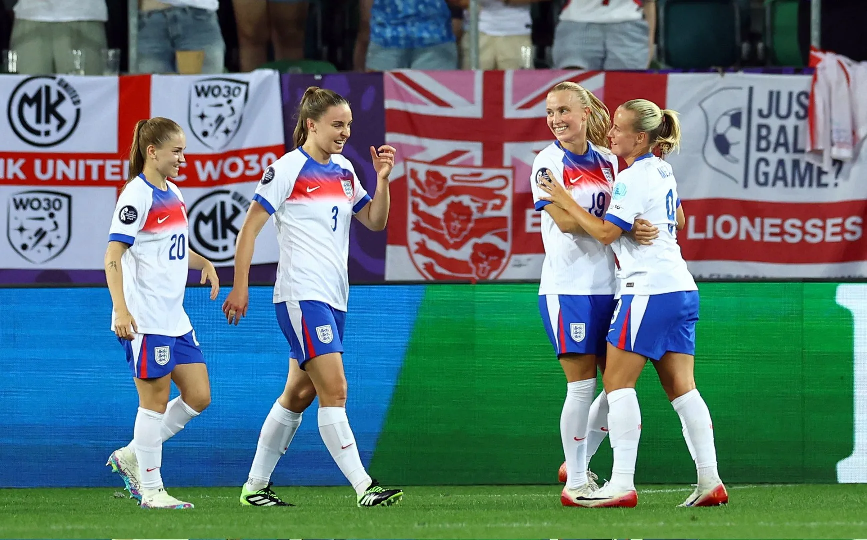 المنتخب الإنجليزي يتأهل لربع نهائي الدفاع عن لقبه بتميز