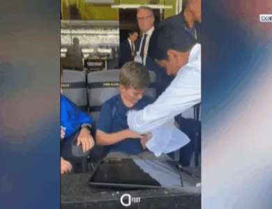 بادرة إنسانية من ناصر الخليفي لمساعدة مشجع صغير مصاب