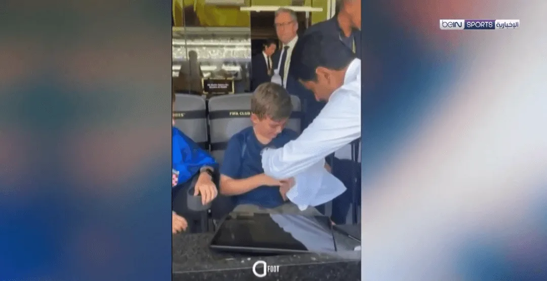 بادرة إنسانية من ناصر الخليفي لمساعدة مشجع صغير مصاب