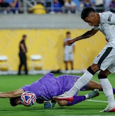 بالتأكيد، إليك إعادة صياغة احترافية وجذابة للعنوان مع الحفاظ على الكلمات المفتاحية:
"بونو وحكيمي في صدارة التشكيلة المثالية لدور الـ16 من كأس العالم للأندية: تألق مغربي يُضيء البطولة"
أسباب التغيير:"في صدارة التشكيلة المثالية": أكثر احترافية وجاذبية من "يتصدران تشكيلة الأفضل".
"كأس العالم للأندية": استخدام الاسم الرسمي للبطولة.
"تألق مغربي يُضيء البطولة": يضيف عنصراً من الإثارة ويبرز الأداء المميز للاعبين.هذا العنوان الجديد يحافظ على الكلمات المفتاحية الأساسية (بونو، حكيمي، دور الـ16، مونديال الأندية) ويقدمها بطريقة أكثر جاذبية للقارئ.