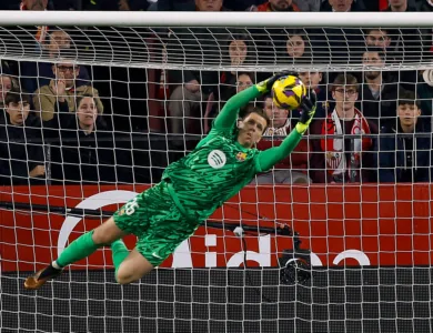 برشلونة يمدد عقد حارس مرماه تشيزني حتى 2027