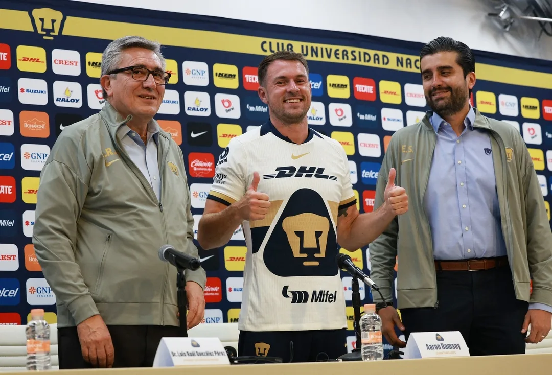 بوماس يُعرّف بصفقة آرون رامزي الجديدة للإعلام