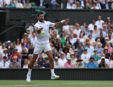 صعود دجوكوفيتش بثقة في بطولة ويمبلدون
تجاوز الصربي نوفاك دجوكوفيتش بسهولة عقبة البريطاني دانيال إيفانز ليصل إلى الدور الثالث من بطولة ويمبلدون، ثالث البطولات الكبرى للتنس، يوم الخميس.