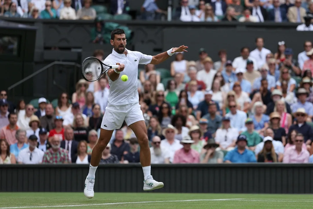 صعود دجوكوفيتش بثقة في بطولة ويمبلدون
تجاوز الصربي نوفاك دجوكوفيتش بسهولة عقبة البريطاني دانيال إيفانز ليصل إلى الدور الثالث من بطولة ويمبلدون، ثالث البطولات الكبرى للتنس، يوم الخميس.