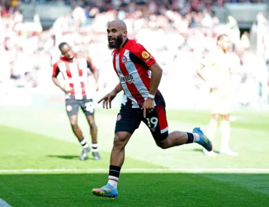 مانشستر يونايتد يتعاقد مع مبومو من برينتفورد