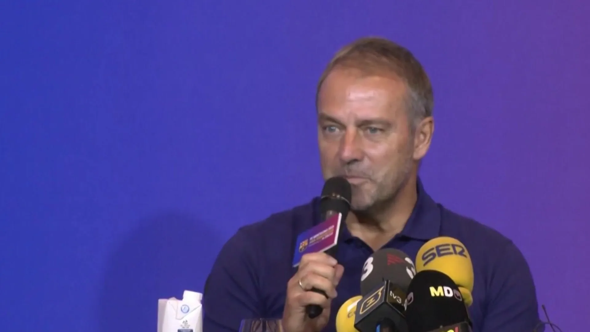 مدرب برشلونة يرد على شائعات رحيل أراوخو