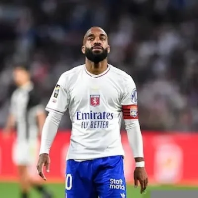 نيوم السعودي يضم لاكازيت صفقة انتقال حر.. ثالث الصفقات الكبرى بعد بن رحمة وكوني