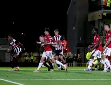 مفاجأة مدوية غريمسبي تاون يطيح بمانشستر يونايتد بركلات الترجيح ماراثونية في كأس رابطة المحترفين