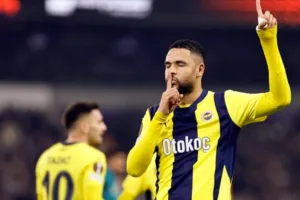 فيديو يوسف النصيري يسجل ويقود فريقه لفوز مثير بديربي تركيا