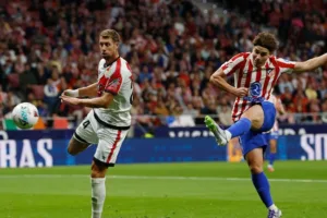 جوليان ألفاريز يسجل هاتريك ويقود أتليتكو للفوز على رايو فاليكانو