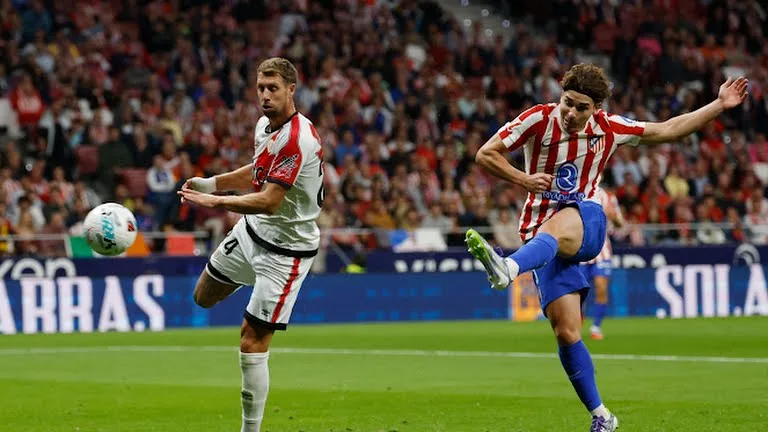 جوليان ألفاريز يسجل هاتريك ويقود أتليتكو للفوز على رايو فاليكانو