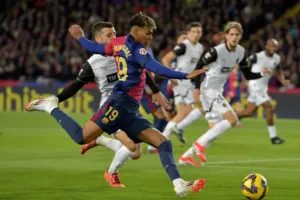 القنوات المفتوحة الناقلة لمباراة برشلونة وفالنسيا في الدوري الإسباني