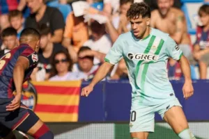 عبد الصمد الزلزولي ينقذ ريال بيتيس بعد العودة من الإصابة