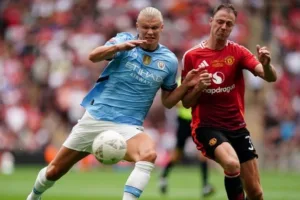 تعرف على معلق مباراة مان سيتي ضد مانشستر يونايتد في الدوري الإنجليزي الممتاز