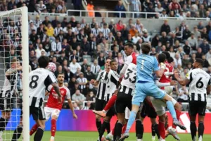 أرسنال يهزم نيوكاسل في وقت ميت ويقترب من الصدارة