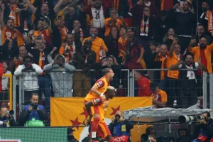 أوسيمين يسجل أول أهدافه مع غلطة سراي أمام ليفربول