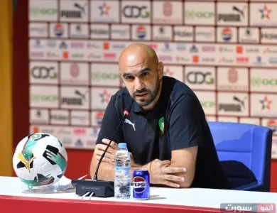 الركراكي يحسم الجدل حول من سيعوض حكيمي ضد زامبيا بين الشيبي والهلالي