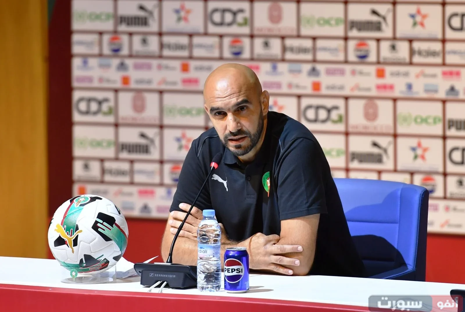 الركراكي يحسم الجدل حول من سيعوض حكيمي ضد زامبيا بين الشيبي والهلالي