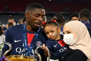 عثمان ديمبيلي يفوز بجائزة الكرة الذهبية 2025