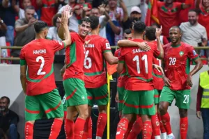 نجم المنتخب المغربي يتعرض إلى هجوم مباغث في مطار فرنسا