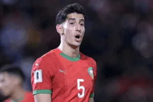 نايف أكرد يطمئن جماهيره بعد محاولة الاعتداء في مطار مارسيليا