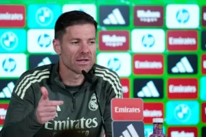 ألونسو يتحدى فليك في حرب التصريحات قبل الكلاسيكو الناري