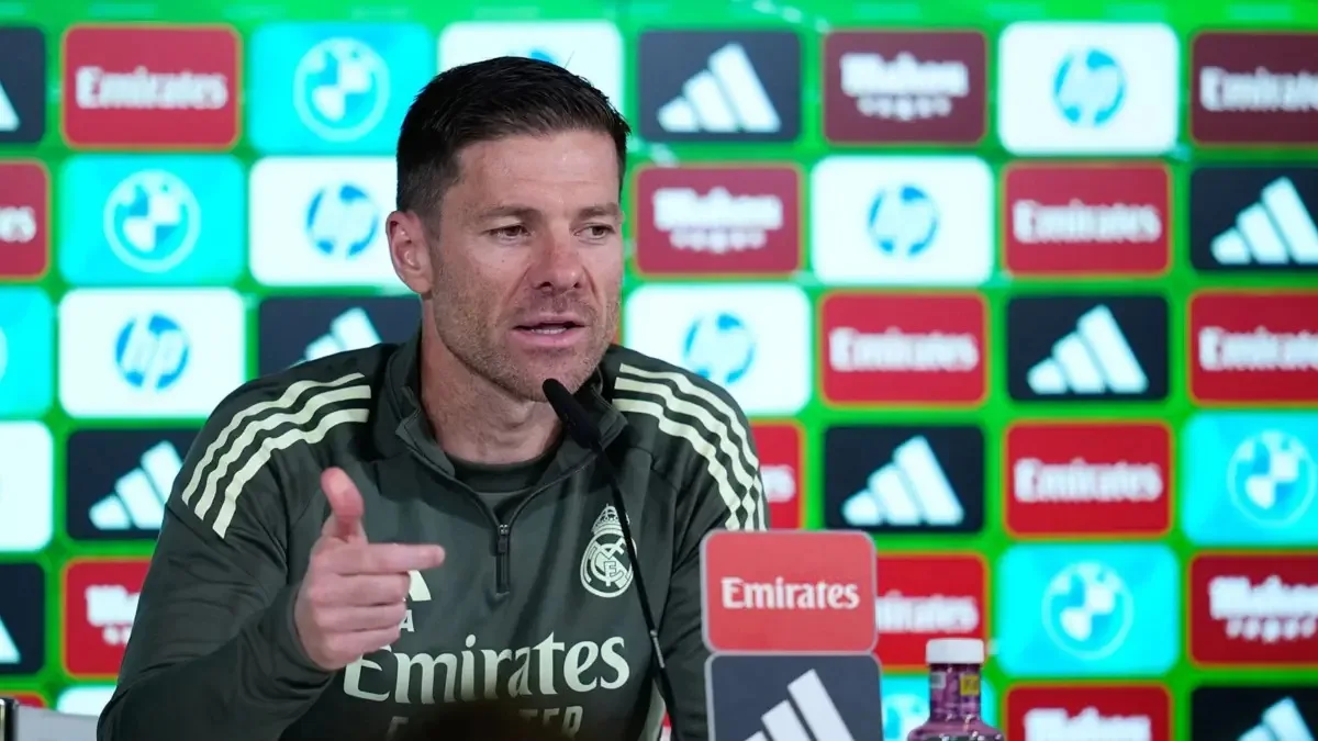 ألونسو يتحدى فليك في حرب التصريحات قبل الكلاسيكو الناري