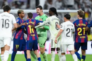 لاعبو ريال مدريد يتناقشون مع الحكم حول قرار طرد أندري لونين بعد نهاية كلاسيكو برشلونة 2025 في سانتياغو برنابيو