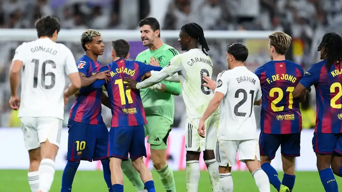 لاعبو ريال مدريد يتناقشون مع الحكم حول قرار طرد أندري لونين بعد نهاية كلاسيكو برشلونة 2025 في سانتياغو برنابيو