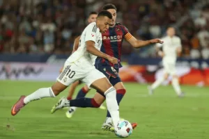 تقنية الفار تحرم مبابي من هدف صاروخي في شباك برشلونة بالكلاسيكو