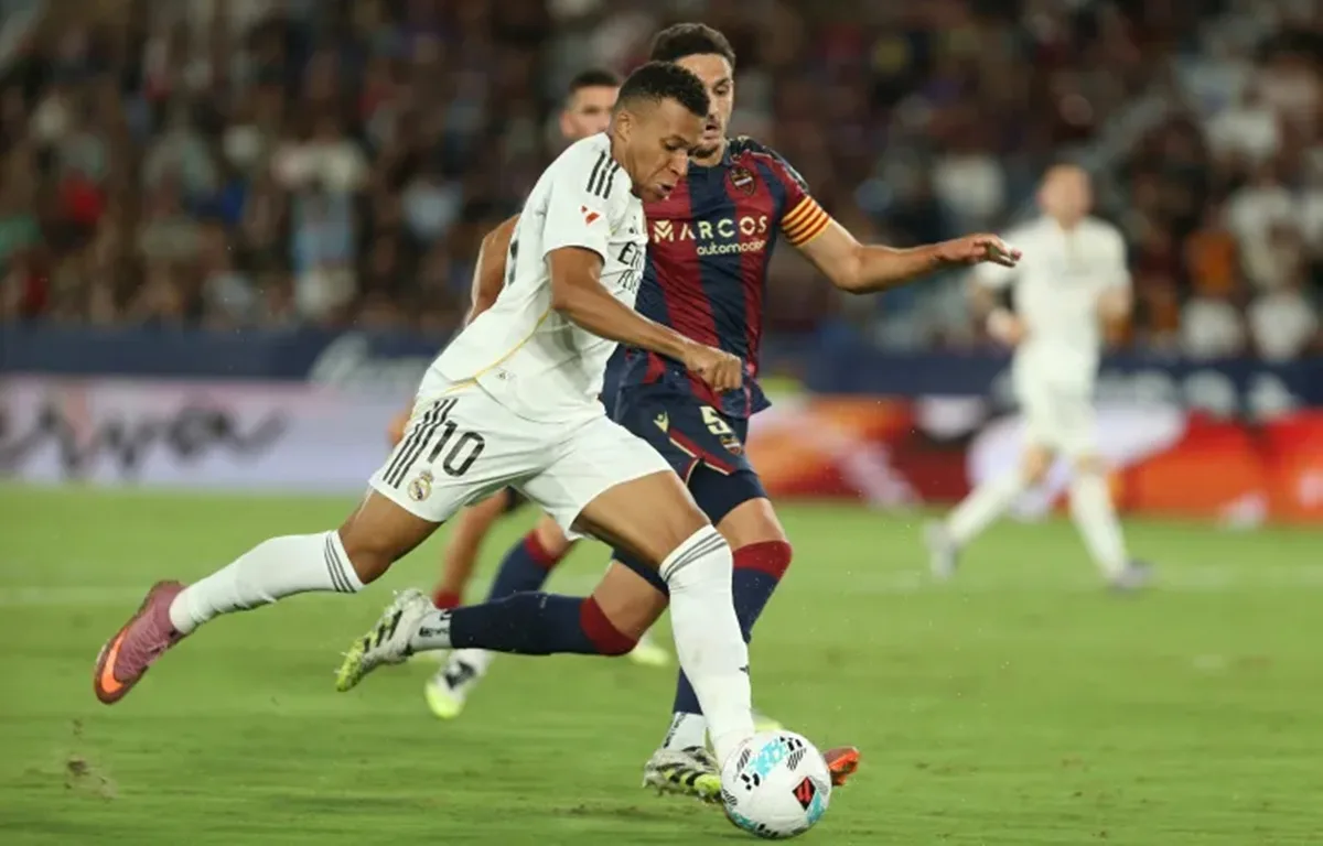 تقنية الفار تحرم مبابي من هدف صاروخي في شباك برشلونة بالكلاسيكو