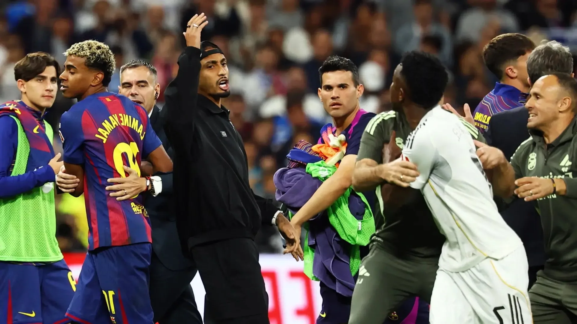 فيديو : صدام لامين يامال ولاعبي ريال مدريد بعد الكلاسيكو