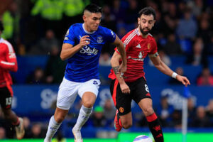 تعرف على معلق مباراة مانشستر يونايتد وإيفرتون في الدوري الإنجليزي الممتاز