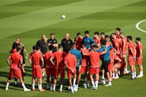 لاعبين بارزين من المنتخب المغربي يغادرون معسكر طنجة قبل مباراة أوغندا لسبب طارئ
