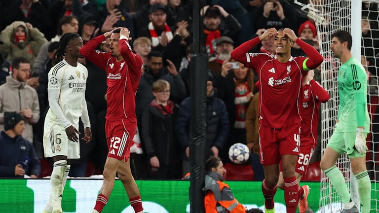  فان دايك يتألم بعد تصدي كورتوا الخارق