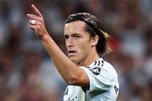 كاريراس يفجر برنابيو بصاروخية في الزاوية العليا.. أول أهدافه بقميص الملكي