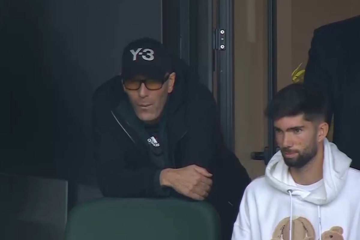 فيديو عدسات المصورين ترصد لقطة زين الدين زيدان في المدرجات وهو يدعم نجله لوكا في مباراة السودان