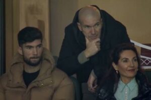 فيديو عدسات المصورين ترصد فرحة هشتيرية لزيدان بعد هدف بلوبينة القاتل في شباك الكونغو