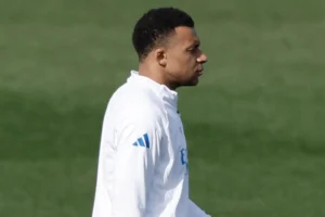 مدة غياب كيليان مبابي عن الميادين بعد مباراة بنفيكا