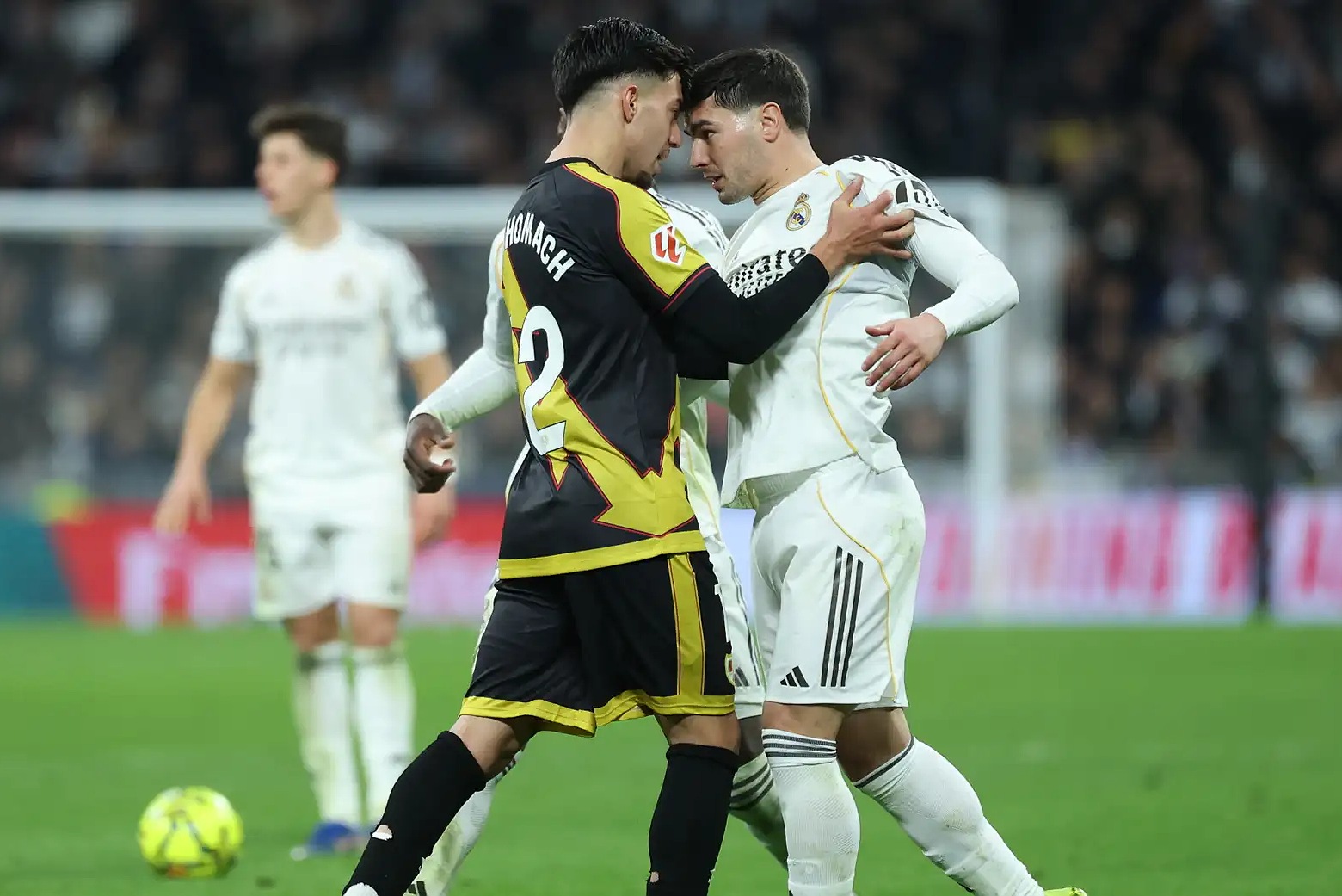 فيديو عدسات المصورين ترصد لقطة شجار إبراهيم دياز وألياس أخوماس يشعل مباراة ريال مدريد ورايو فاليكانو في الليجا