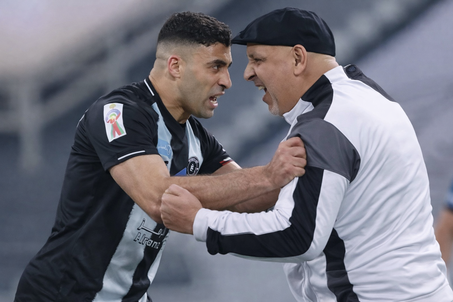 عبد الرزاق حمد الله يشتبك مع الجزائري نورالدين زكري هل بدأت فصول العدواة في نادي الشباب