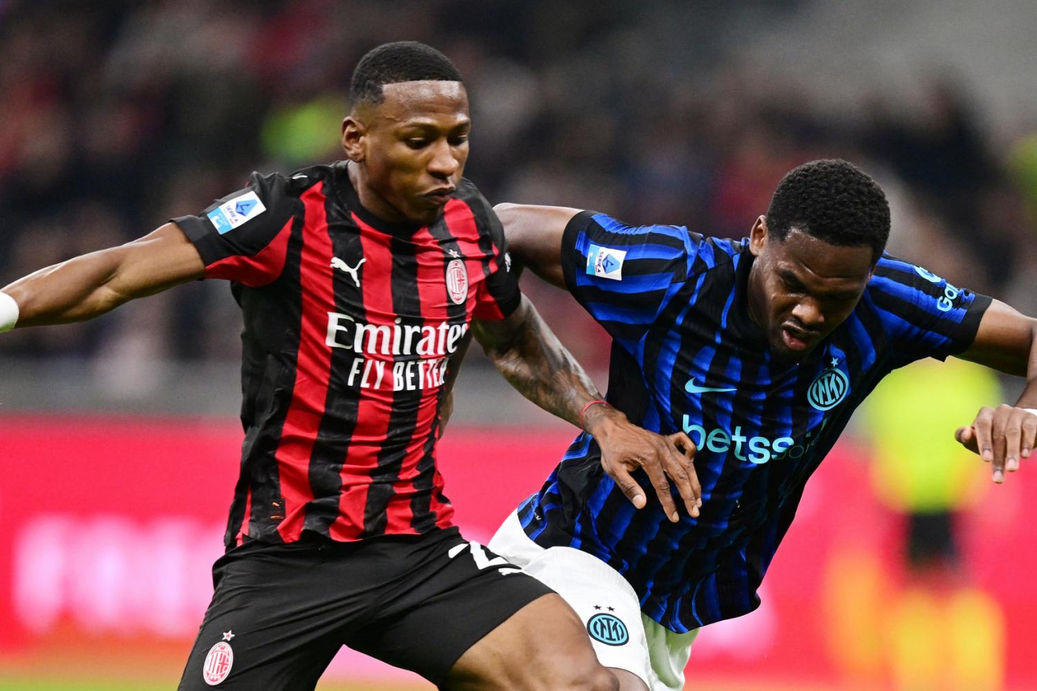 ميلان يُذل إنتر في الديربي ويُقلّص الفارق في الدوري الإيطالي إلى 7 نقاط