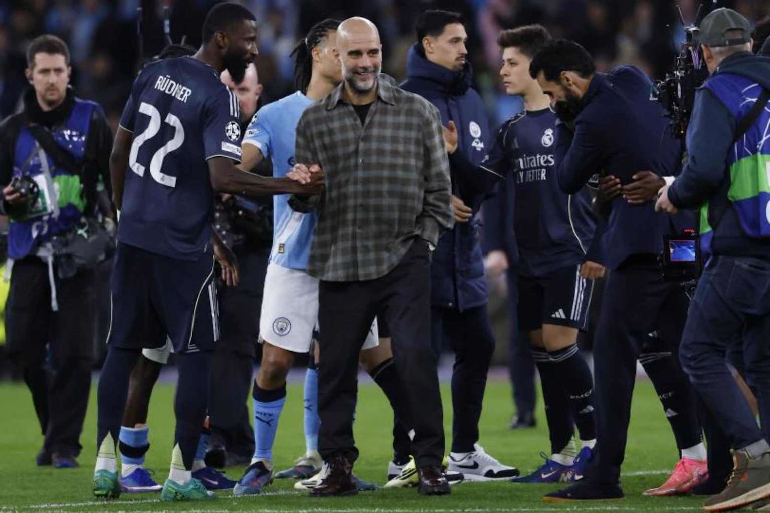 غوارديولا يفاجئ روديغر بردٍّ لا يُتوقَّع بعد خروج سيتي المُذِلّ