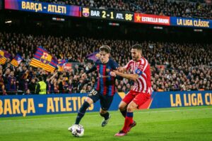 التشكيلة الرسمية لبرشلونة وأتلتيكو مدريد اليوم