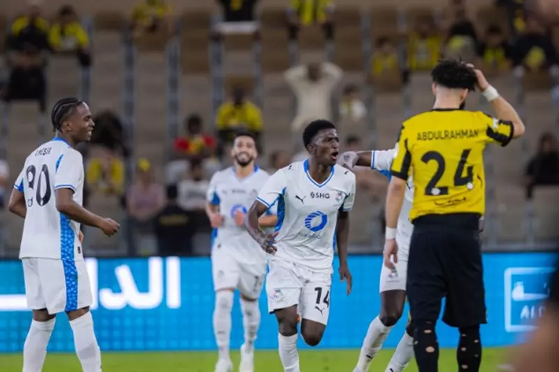 تعرف على معلق مباراة نيوم والحزم في دوري روشن السعودي للمحترفين